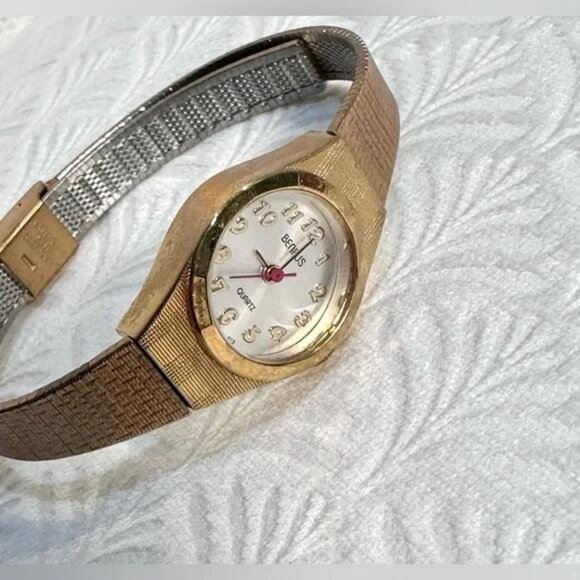 Rare Vintage Benrus Women’s Watch Gold Tone Stainless Steel 8” Beautiful Dainty - Picture 2 of 9